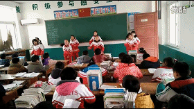 女儿和同学们在教室表演节目